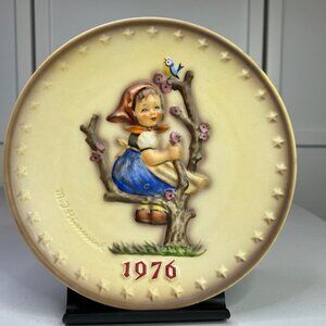 M.J. Hummel 1976 Annual Plate Apple Tree Girl 6th Edition By Goebel Germany